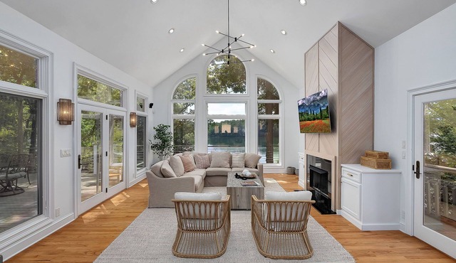 Trendy Lakeside Retreat-Screened Bar, Large Dock, Kayaks