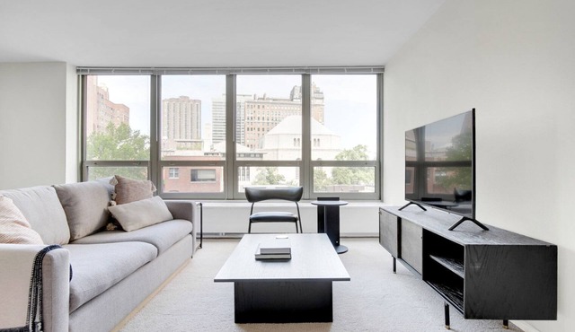 Trendy Lakeview 1BR w/Deck, Pool & Gym, nr Lincoln Park, by Blueground