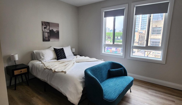 Trendy Large 1 Queen Bed Studio Prime Downtown Location!
