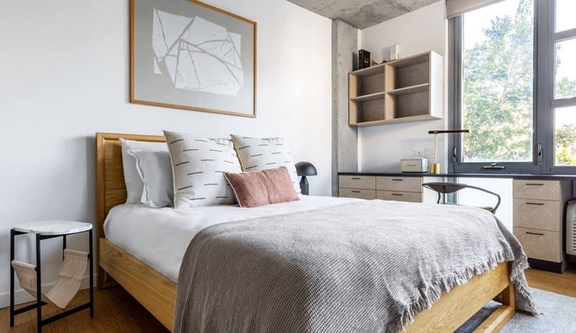 Trendy Lincoln Park Studio w/W/D, Patio, walk to L, by Blueground