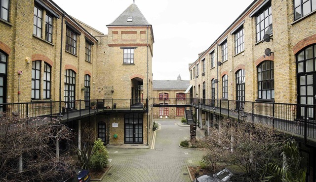 Trendy Loft in Dalston with Parking,130 qm, 3 bedrooms, 6 Guests, Wifi