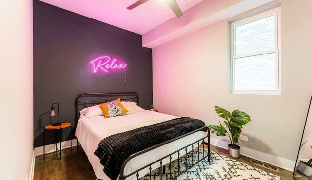 Trendy & Luxe 2BR/2BA - West Town near 'L' & Dtwn