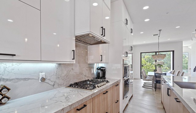 Trendy Luxury 4-Story Home w/Jacuzzi and Free Trolley to Beach and Downtown