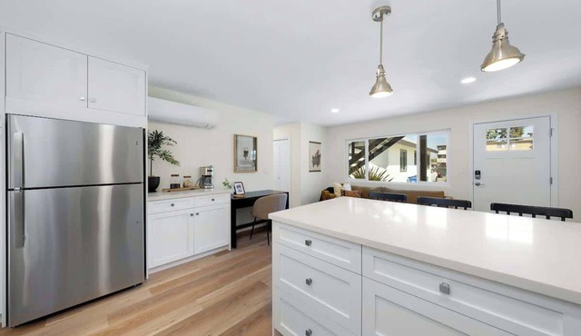 Trendy Mission Hills Condo: 2 Bedrooms w/Parking