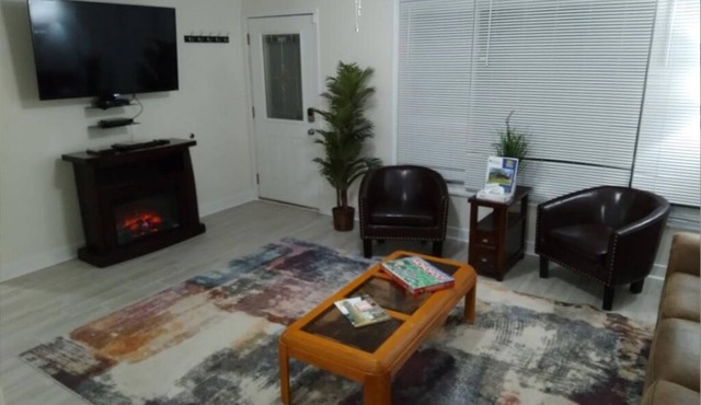 Trendy! Pro Cleaned, Self Check In - Sleeps 10