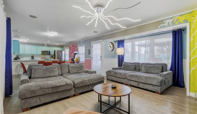 Trendy & Relaxing: Close to Beach ~ Pool ~ Hot Tub