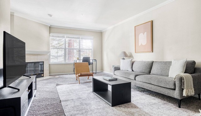Trendy Santa Clara 1BR w/Gym, Pool & W/D, walk to Safeway, by Blueground