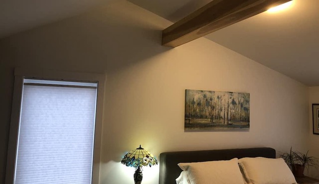 Trendy Semi-Detached House Close to All Amenities