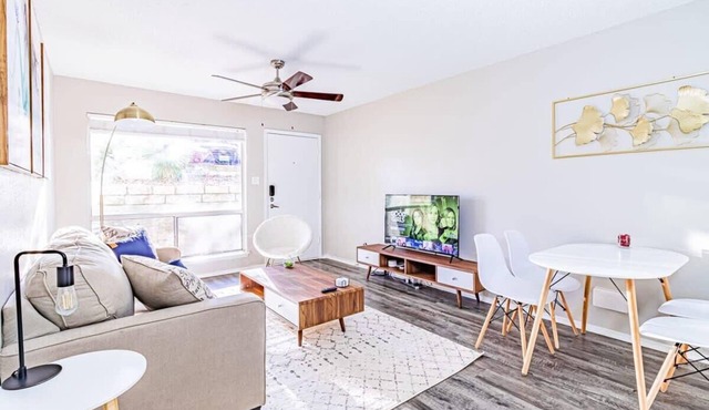 Trendy SoCo 1BR suite, king bed, fast WiFi w/pool