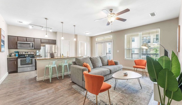 Trendy SoCo 2BR King Suite w/GymPickleballLaundry
