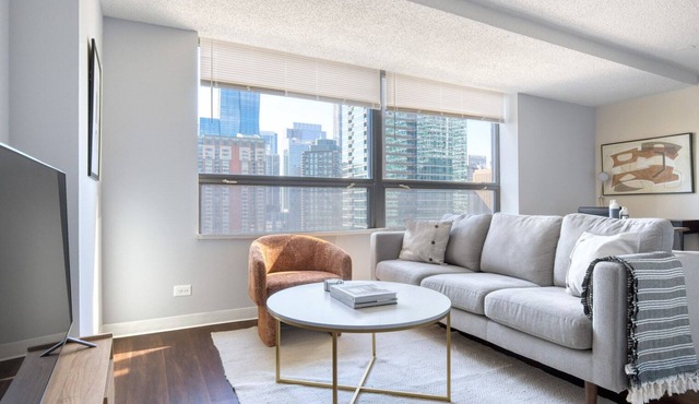 Trendy Streeterville Studio w/Pool & Gym, nr Navy Pier, by Blueground