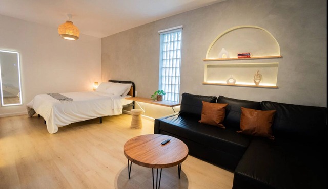 Trendy Studio 10 miles from Disneyland Park
