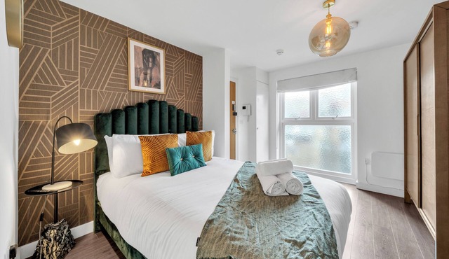 Trendy Studio Getaway: Explore City in Style