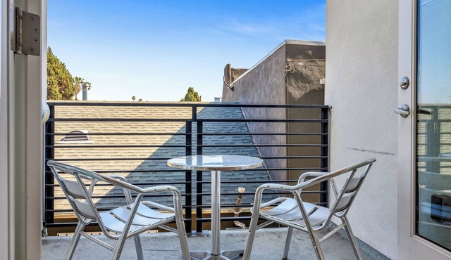 Trendy, Stylish 1-Bedroom Hollywood Loft with Balcony & Free WiFi - Sleeps 4