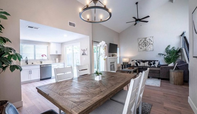 Trendy Stylish * King Bed * Mins to DT