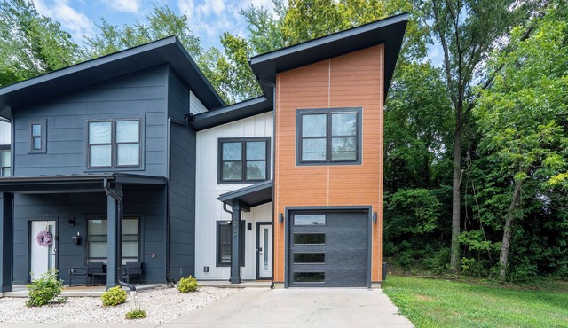 Trendy Townhome Near Downtown