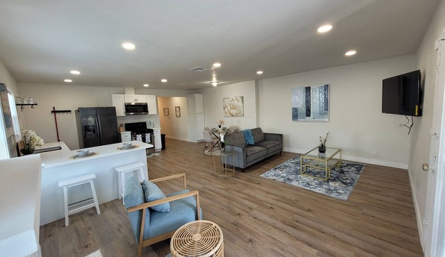 Trendy Upscale Newly Remodeled - 15 Min to Beach, Downtown or Airport