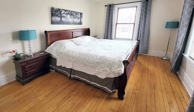Trendy Uptown Apartment, steps away from many culinary and entertainment options