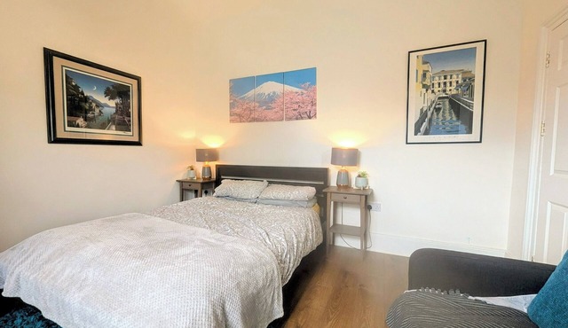 Trendy vintage 5/6 bed 2 bath family house central London