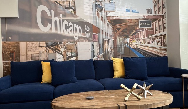 Trendy West Town Flat - 2 bed/1.5 bath with parking