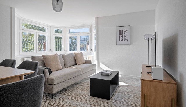 Trendy Wiedikon 4.5 Room w/Storage & W/D, 1 min to Market, by Blueground