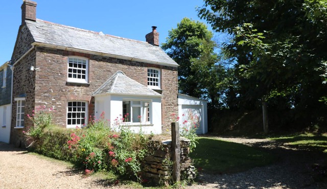 TRENOUTH COTTAGE, pet friendly, with a garden in Padstow