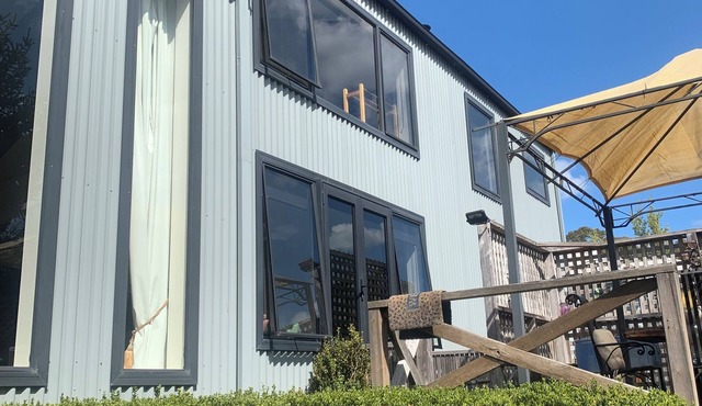 Trentham Akyra Lodge - 3 bedrooms- Walk to town.