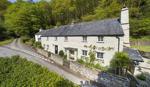 TRENTISHOE COOMBE, pet friendly, luxury holiday cottage in Parracombe