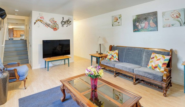 Trenton Townhome: 1 Mi to Downtown!