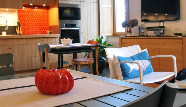 Trės beautiful 70 M2 listed apartment, harbor view and enclosed town with closed garage.