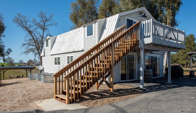 Tres Chis 2000 sf Barn with Views in the Heart of Paso Wine Country.