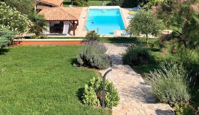 TRES GRANDE MAISON - GRANDE PISCINE - VUE IMPRENABLE sur VIGNOBLE. AU CALME