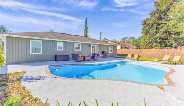 Tres Palmas!Renovated Pool Home Near Mayo & Beach!