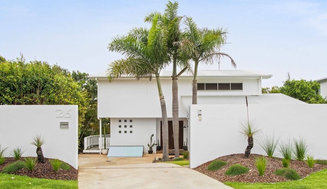 Tres Palms - Large beach house only 50 metres to beach with pool