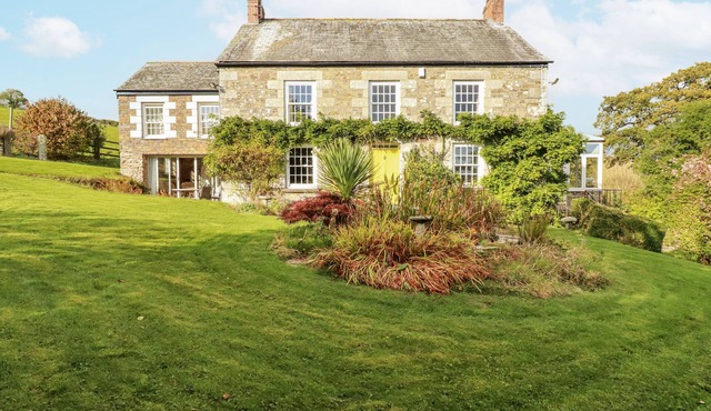 TRESARRETT MANOR, family friendly, with open fire in Blisland