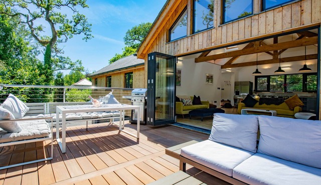 Tresillian Lodge *Sauna*Hot Tub*Waterfront*privacy*Woodland*River*Beaches*nature