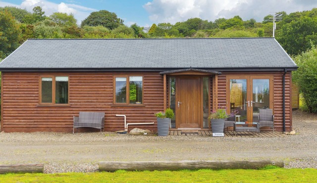TRESSA, TOR DOWN QUARRY, pet friendly, with hot tub in St Breward