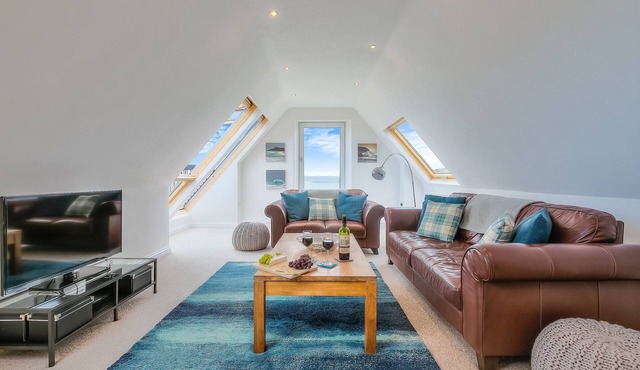 Trevail Penthouse - Fabulous Views - Sleeps 4 with Parking