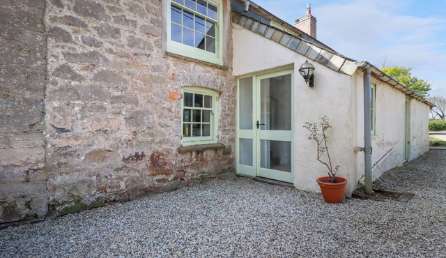 TREVARTHIAN FARM (ANNEX), pet friendly, with a garden in