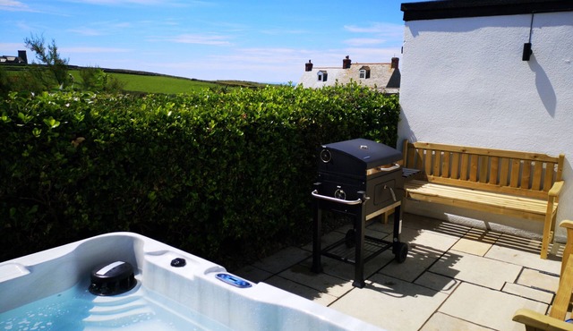 TREVENA LODGE, pet friendly, with hot tub in Tintagel