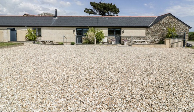 TREVENNA BARN, pet friendly, with a garden in Veryan