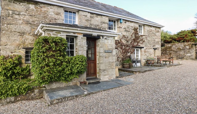 TREVENNING BARN, pet friendly, with open fire in Bodmin