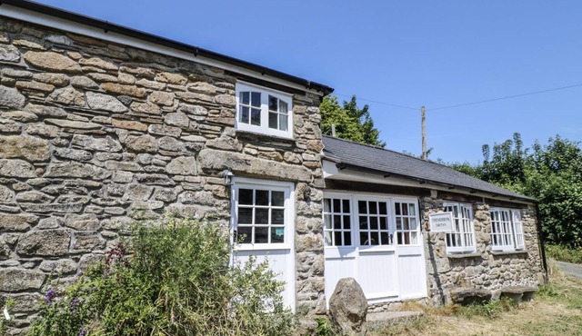 TREVERBYN SMITHY, pet friendly, character holiday cottage in St Neot