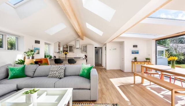 Trevint - Modern beach house in Falmouth, private parking