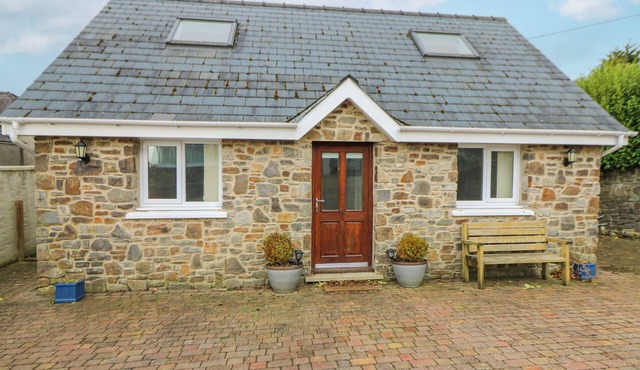 TREVONE, pet friendly, country holiday cottage in Goodwick