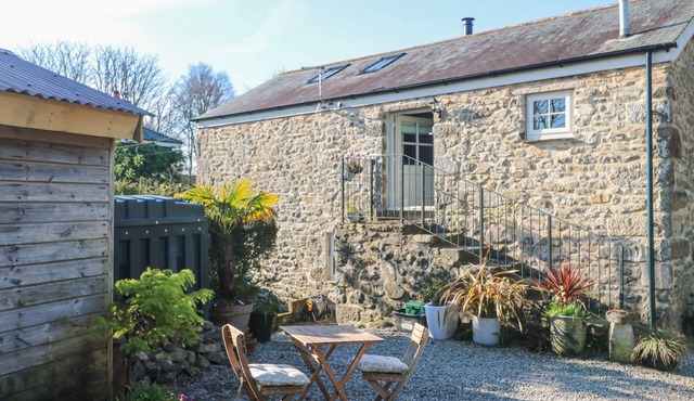 TREVOOLE BARN, pet friendly, with open fire in Praze-An-Beeble