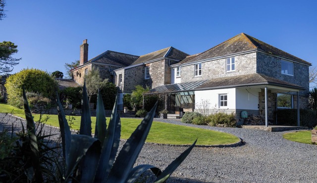 Trevornick Farm House- dog friendly with hot tub and tennis court near Newquay
