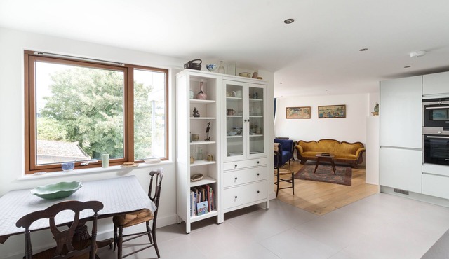 Trevow - modern apartment with parking In Penzance, close to sea