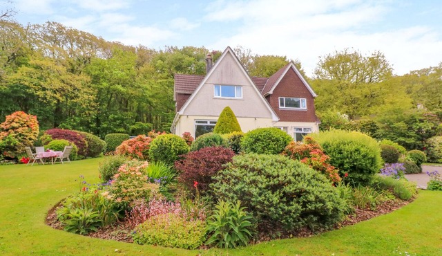 TREVOW, pet friendly, character holiday cottage in Camborne