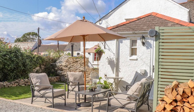 TREWENNA, pet friendly, character holiday cottage in Tregony